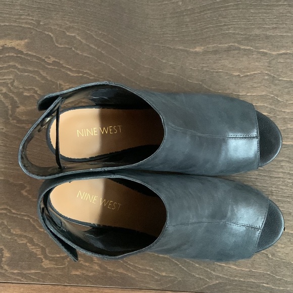 Nine West Liamo leather open toe snap close heels. Size 6. - Picture 4 of 6